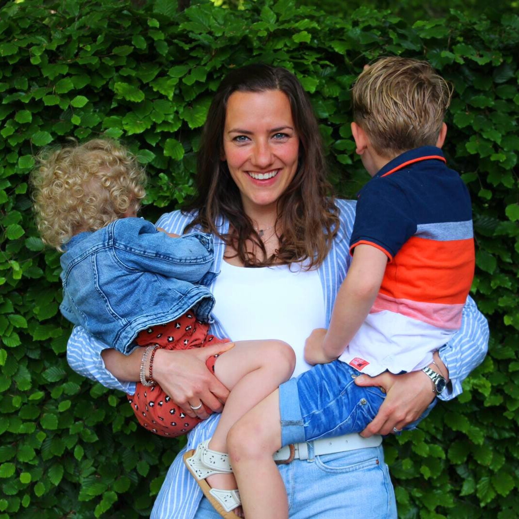 Alicia Zuiderwijk houdt haar kindern op haar armen.
